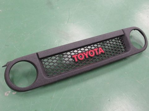 FJクルーザー　グリル　LINE-X塗装　TOYOTAロゴ赤ペイントカスタム